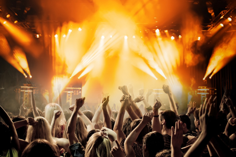 Prévention des risques auditifs en concert : Agi-son lance une nouvelle campagne